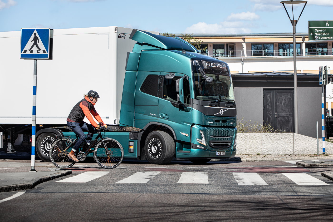 Volvo fabrica primeiro caminhão articulado feito com aço verde - Blog do  Caminhoneiro