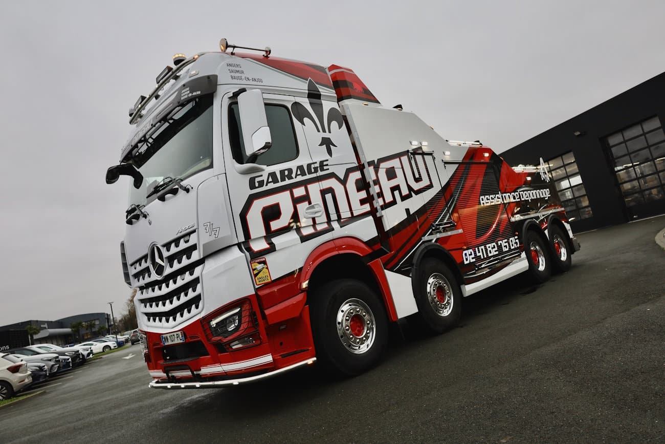 Arocs 4163 8x4 é transformado em super guincho na França - Blog do