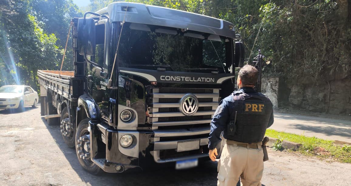 PRF do Rio de Janeiro recuperar caminhão roubado