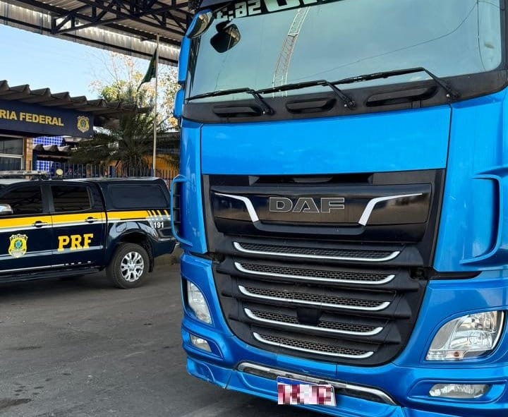 PRF apreende caminhão que circulava com placas clonadas na Bahia