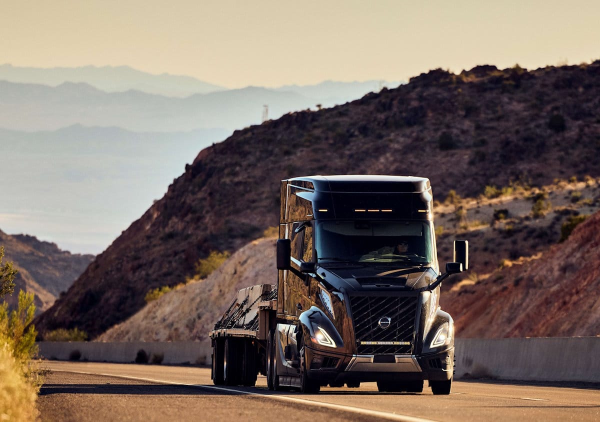 Novo Volvo VNL passa por testes em deserto com temperatura de 49ºC