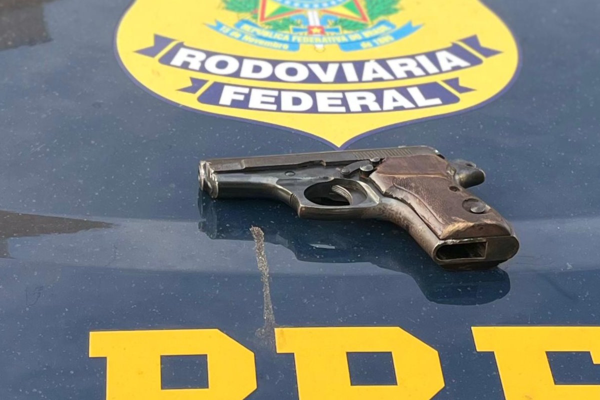 Após ameaçar outro motorista, caminhoneiro é preso com arma de fogo na Dutra