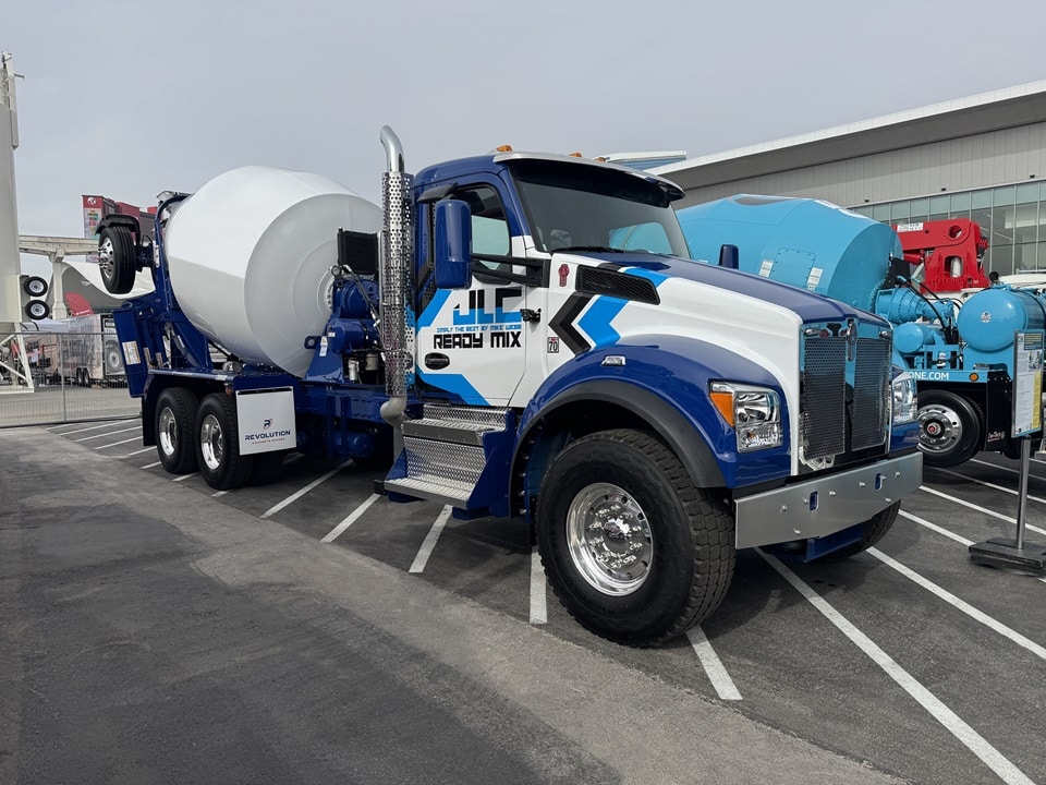 Kenworth leiloa caminhão betoneira T880S e arrecada R$ 1,3 milhão para programa educacional